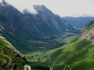 Romsdalsfjorden i miejscowo Åndalsnes - widok z Drogi Trolli (Trollstigveien)/ autor: H.Galera