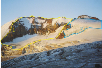 Z prawej strony, obok cyrku lodowcowego widoczna czapa lodowa/ autor: Sawomir Lamparski