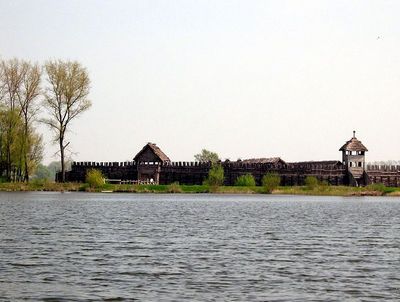 Biskupin  - widok z jeziora na rekonstrukcję dawnej osady/ Źródło : Wikipedia