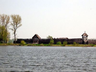 Biskupin - widok z jeziora na rekonstrukcję dawnej osady/ Źródło : Wikipedia Biskupin - widok z jeziora na rekonstrukcję dawnej osady/ Źródło : Wikipedia