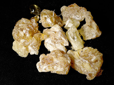 Grudki kadzidła/ Źródło: Wikipedia Grudki kadzidła/ Źródło: Wikipedia