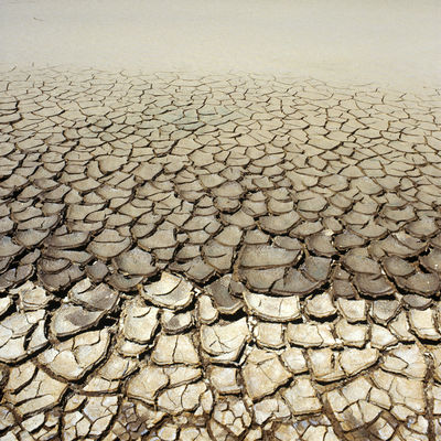 Spękana ziemia- efekt długotrwałej suszy / © SPLEast News