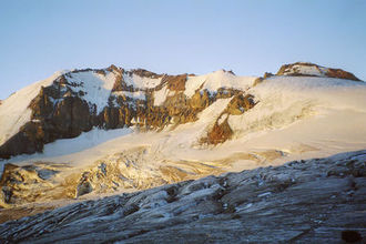 Z prawej strony, obok cyrku lodowcowego widoczna czapa lodowa/ autor: Sławomir Lamparski